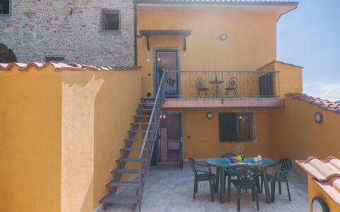 Casa Morgana: Pared, Arquitectura, Puerta, Balcón, Escalera, Pretil, Manchas De Madera, Planta De Casa, Maceta, Balaustre