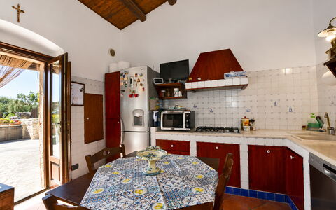 La Muraglia: Piso, Mueble, Suelo, Puerta, Silla, Manchas De Madera, Cocina, Cocina Y Comedor Mesa, Loseta, Planta De Casa