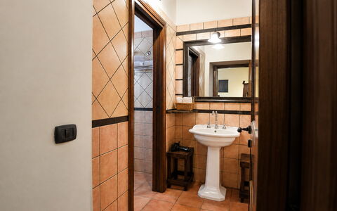 La Muraglia: Lavabo Del Baño, Piso, Pared, Diseño De Interiores, Arreglo De Tubería, Suelo, Madera, Baño, Lavabo, Techo