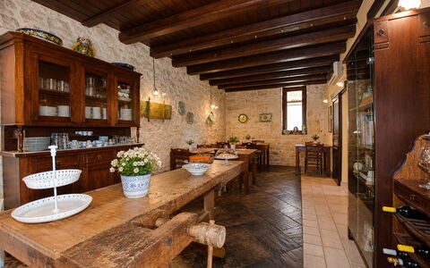 La Muraglia: Mueble, Diseño De Interiores, Pared, Madera, Piso, Mesa, Cocina Y Comedor Mesa, Techo, Comedor, Suelo