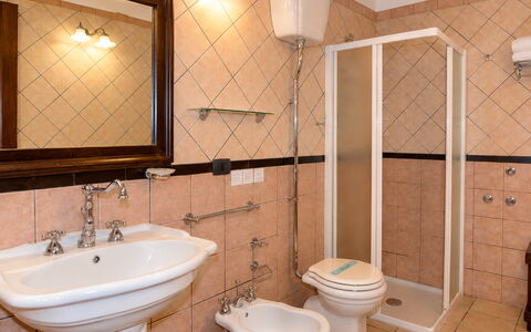 La Muraglia: Diseño De Interiores, Piso, Arreglo De Tubería, Suelo, Lavabo, Baño, Lavabo Del Baño, Grifo, Encendiendo, Habitación
