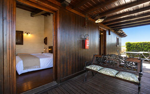 La Muraglia: Madera, Mueble, Madera Dura, Manchas De Madera, Tablón, Cubierta, Silla, Suelos De Madera, Cama, Balcón