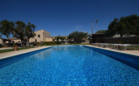 La Muraglia: Piscina, Inmuebles, Sombra, Hacienda, Mueble Para Exteriores, Paisajismo, Recurso, Villa, Patio