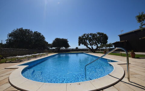La Muraglia: Piscina, Azul, Agua, Fuente De Agua, Recurso, Material Compuesto, Sombra, Ocio, Jardín, Paisajismo
