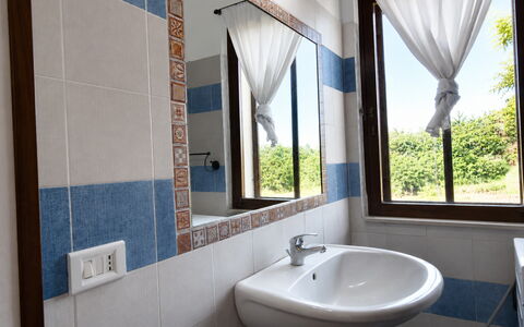 Villa Gertrude: Diseño De Interiores, Piso, Suelo, Arreglo De Tubería, Habitación, Baño, Lavabo, Techo, Lavabo Del Baño, Plomería