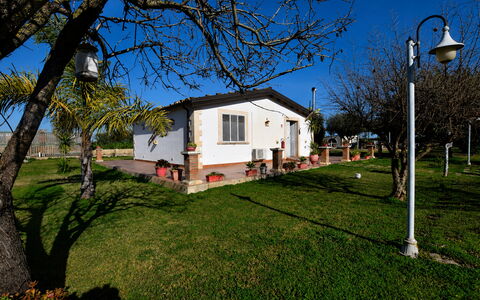 Villa Gertrude: Casa, Casa, Cabaña, Césped, Jardín, Inmuebles, Yarda, Patio Interior, Paisajismo