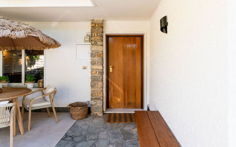 A Casa di Amici: Mueble, Diseño De Interiores, Piso, Suelo, Mesa, Madera, Techo, Silla, Habitación, Sofá