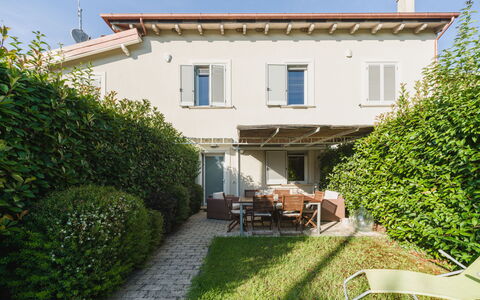 Casa delle Rondini: Mueble, Diseño De Interiores, Piso, Suelo, Mesa, Madera, Techo, Silla, Habitación, Sofá