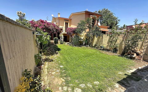 Villa Siria: Mueble, Diseño De Interiores, Piso, Suelo, Mesa, Madera, Techo, Silla, Habitación, Sofá