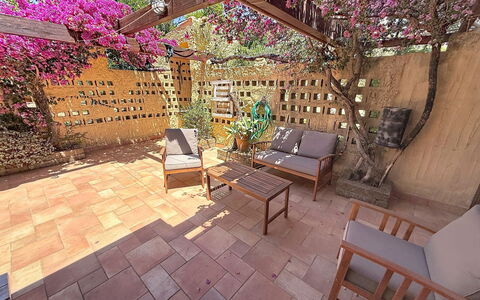 Villa Siria: Mueble, Diseño De Interiores, Piso, Suelo, Mesa, Madera, Techo, Silla, Habitación, Sofá