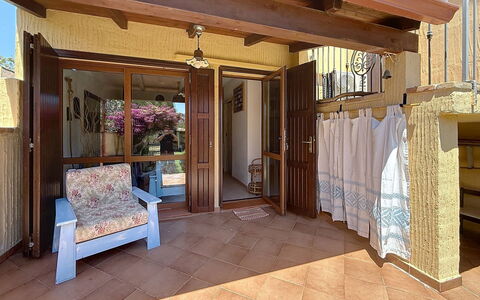 Villa Siria: Mueble, Diseño De Interiores, Piso, Suelo, Mesa, Madera, Techo, Silla, Habitación, Sofá