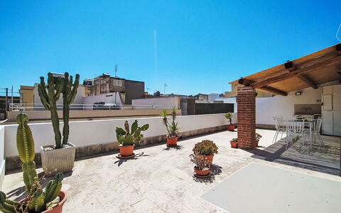 Dimora Avola Centro: Mueble, Diseño De Interiores, Piso, Suelo, Mesa, Madera, Techo, Silla, Habitación, Sofá