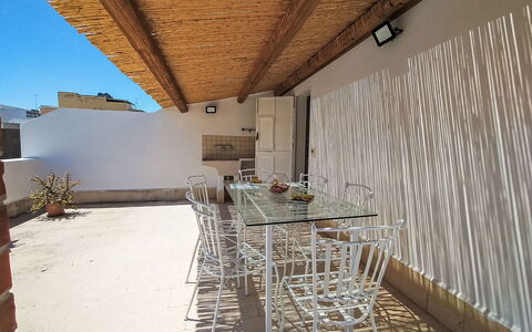 Dimora Avola Centro: Mueble, Diseño De Interiores, Piso, Suelo, Mesa, Madera, Techo, Silla, Habitación, Sofá