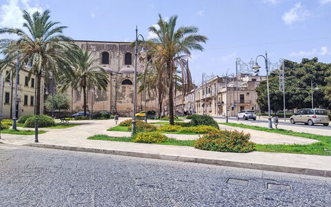 Dimora Avola Centro: Árbol, Carro Familiar, Plaza De La Ciudad, Arcade
