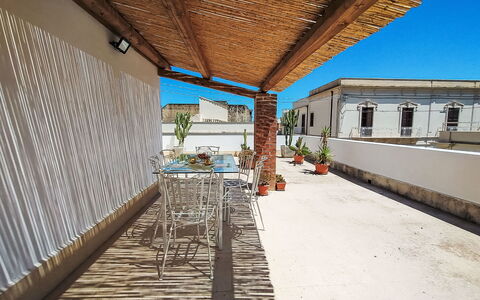 Dimora Avola Centro: Mueble, Diseño De Interiores, Piso, Suelo, Mesa, Madera, Techo, Silla, Habitación, Sofá