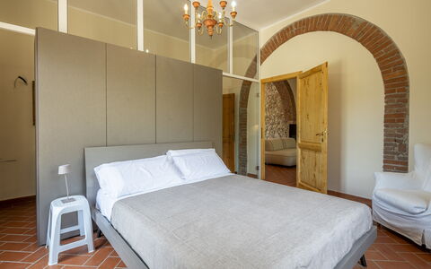 Casale delle Lupe, Campiglia Marittima: Pared, Diseño De Interiores, Mueble, Habitación, Piso, Suelo, Techo, Cama, Habitación, Encendiendo