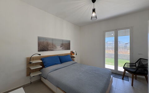Villa la Vigne: Pared, Habitación, Diseño De Interiores, Piso, Suelo, Cama, Madera, Mueble, Techo, Casa
