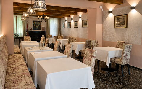 Relais Villa Mirandola: Diseño De Interiores, Mueble, Linos, Habitación, Restaurante, Techo, Silla, Lámpara, Hotel, Manteles