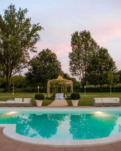 Relais Villa Mirandola: Jardín, Césped, Yarda, Parque, Piscina, Noche, Lámpara, Hacienda, Villa, Mansión