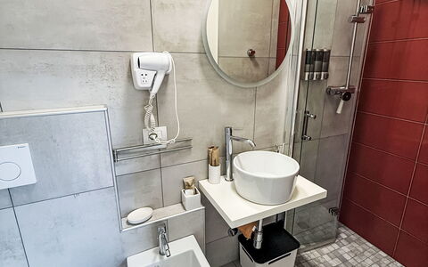 Colazza 100: Arreglo De Tubería, Lavabo, Piso, Diseño De Interiores, Suelo, Baño, Grifo, Plomería, Lavabo Del Baño, Baño