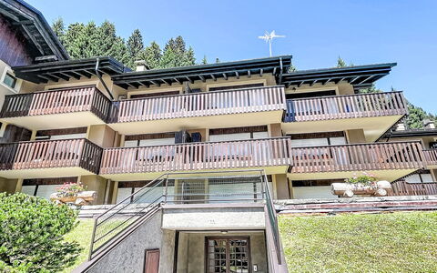 Presanella: Barrio Residencial, Casa, Balcón, Inmuebles, Suburbio, Villa, Alerce, Patio