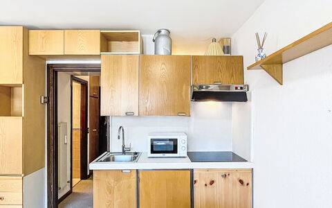 Presanella: Cocina, Madera, Electrodoméstico, Aparato De Cocina, Piso, Mostrador, Diseño De Interiores, Gabinetes, Mueble, Suelo