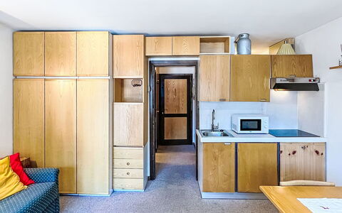 Presanella: Piso, Madera, Diseño De Interiores, Mueble, Suelo, Techo, Habitación, Departamento, Manchas De Madera, Cocina