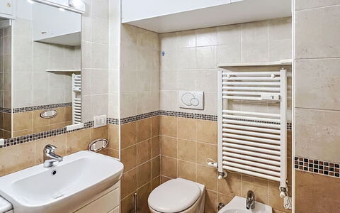 Presanella: Baño, Arreglo De Tubería, Piso, Diseño De Interiores, Suelo, Lavabo, Baño, Grifo, Plomería, Asiento Del Baño