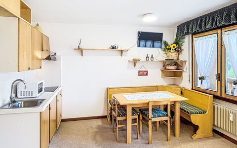 Presanella: Mueble, Diseño De Interiores, Habitación, Suelo, Techo, Silla, Gabinetes, Madera Dura, Manchas De Madera, Estante