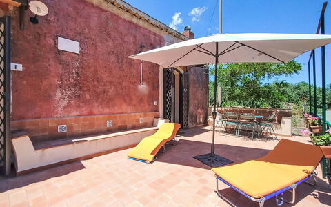 Il Giardino di Lara: Pared, Puerta, Mueble Para Exteriores, Silla, Sombra, Balcón, Mesa Al Aire Libre, Manchas De Madera, Hacienda, Planta De Casa