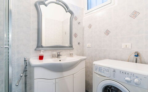 Lily: Arreglo De Tubería, Diseño De Interiores, Lavadora, Piso, Suelo, Lavabo, Grifo, Baño, Plomería, Habitación