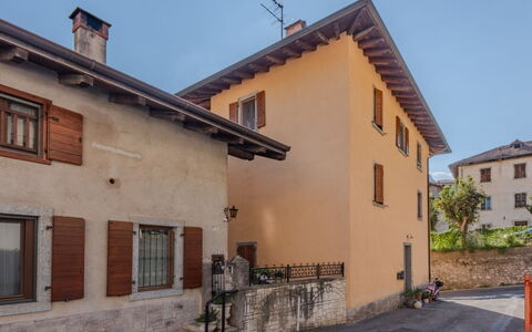 Stefani: Pared, Edificio, Ventana, Casa, Fachada, Barrio Residencial, Arquitectura, Puerta, Barrio, Casa