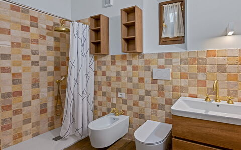 La Piazza Grand Vista Suite: Piso, Pared, Arreglo De Tubería, Suelo, Baño, Asiento Del Baño, Diseño De Interiores, Baño, Loseta, Lavabo