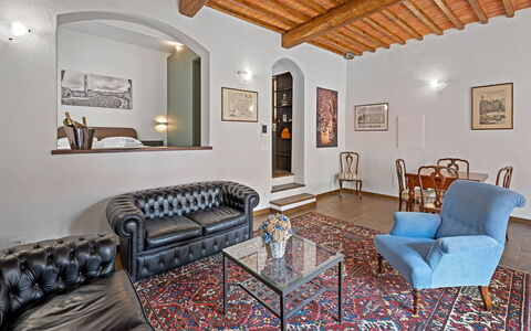 La Piazza Grand Vista Suite: Pared, Mueble, Diseño De Interiores, Sofá, Techo, Piso, Habitación, Suelo, Sala, Encendiendo