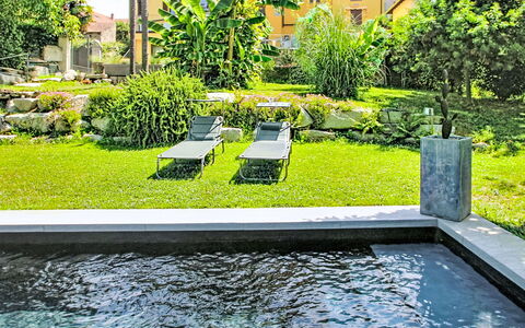 Emma: Piscina, Arbusto, Jardín, Fuente De Agua, Material Compuesto, Patio Interior, Paisajismo, Sombra, Yarda, Césped