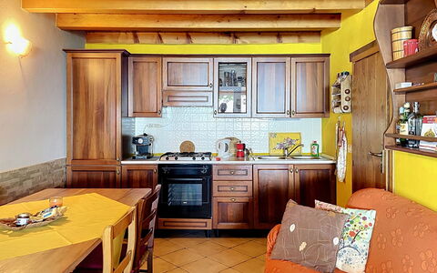 Baita Melissa: Mueble, Diseño De Interiores, Madera, Cocina, Piso, Habitación, Mostrador, Techo, Suelo, Gabinetes