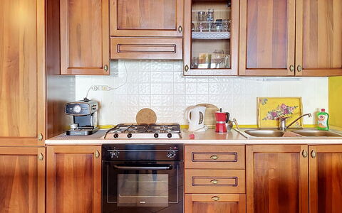Baita Melissa: Gabinetes, Electrodoméstico, Madera, Aparato De Cocina, Cocina, Mueble, Piso, Mostrador, Diseño De Interiores, Alacena