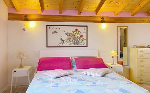Baita Melissa: Cama, Mueble, Diseño De Interiores, Habitación, Sábana, Suelo, Techo, Lecho, Piso, Linos