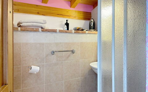 Baita Melissa: Pared, Piso, Arreglo De Tubería, Diseño De Interiores, Suelo, Plomería, Baño, Habitación, Grifo, Techo