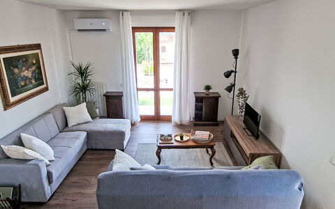 Le 3 Viste: Mueble, Diseño De Interiores, Piso, Sofá, Madera, Suelo, Sala, Habitación, Mesa, Encendiendo