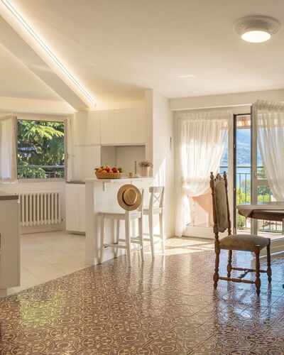Balconi sulla Spiaggia: Balcón, Manchas De Madera, Planta De Casa, Mueble Para Exteriores, Maceta