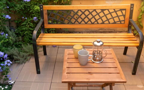 City and Coast: Balcón, Manchas De Madera, Planta De Casa, Mueble Para Exteriores, Maceta