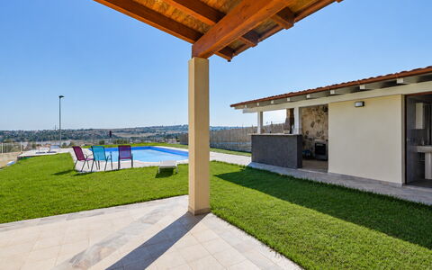 Villa Sara: Piso, Sombra, Inmuebles, Recurso, Villa, Estructura Al Aire Libre, Piscina, Patio, La Luz Del Día, Loseta