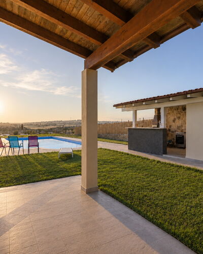 Villa Sara: Arquitectura, Sombra, Techo, Inmuebles, Diseño, Villa, Estructura Al Aire Libre, Piscina, La Luz Del Día, Recurso