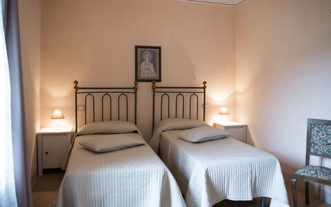 Casa Elia 6: Mueble, Cama, Habitación, Pared, Diseño De Interiores, Sábana, Lecho, Madera, Suelo, Piso