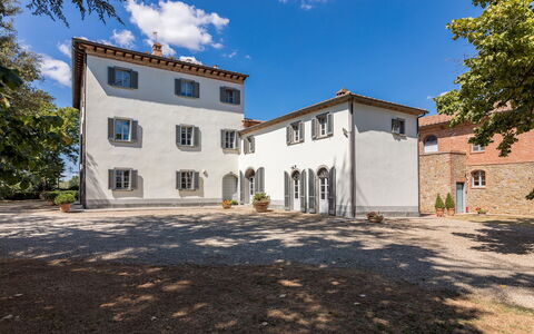 Antica Villa Merelli 12: Pared, Edificio, Fachada, Casa, Arquitectura, Casa, Arbusto, Techo, Asentamientos Humanos, Inmuebles