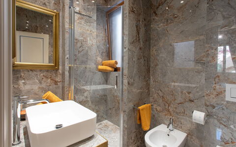 Belvedere Guastella B 4: Diseño De Interiores, Piso, Suelo, Arreglo De Tubería, Grifo, Lavabo, Baño, Plomería, Loseta, Espejo