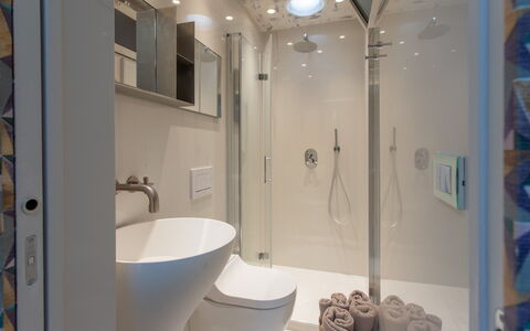 Belvedere Guastella B 4: Baño, Diseño De Interiores, Arreglo De Tubería, Pared, Piso, Suelo, Baño, Espejo, Lavabo Del Baño, Plomería