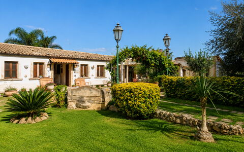 Casa Dafne: Jardín, Inmuebles, Paisajismo, Césped, Hacienda, Cabaña, Yarda, Casa De Campo, Patio Interior, Villa