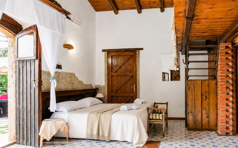 Casa Dafne: Mueble, Madera, Diseño De Interiores, Piso, Suelo, Techo, Habitación, Cama, Manchas De Madera, Habitación
